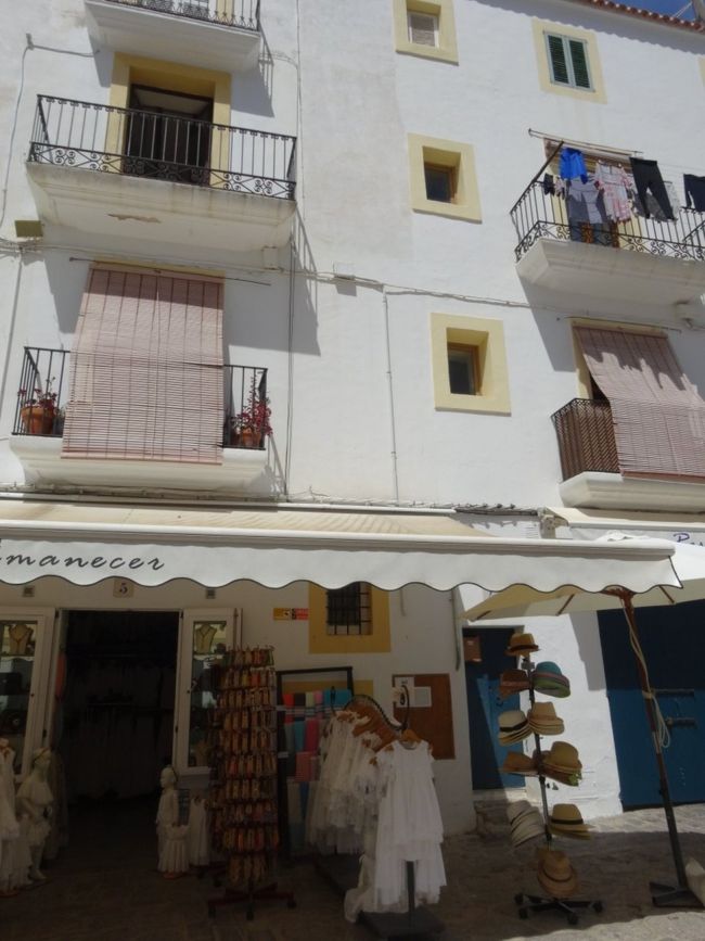 土産屋さん。<br />白い服が多いー！