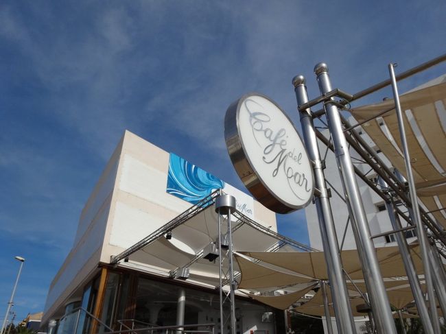 目的地の<br />カフェデルマールでーす(*Ü*)<br /><br />世界一の夕陽＆チルアウトミュージック<br /><br />で有名らしく、超人気店。<br /><br />との事。