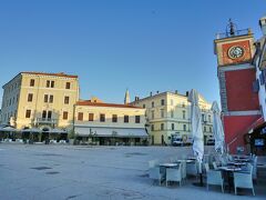 チトー元帥広場
ロヴィ二港を背に、ジュゼッペ・ガリバルディ通りの方向です。右に時計塔、左にホテル アドリアティック ロヴィ二があります。