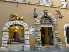 Dei Priori Hotel（ホテル）

ポコポコアーチの入口がかわいい
キアーラ教会から程近く、聖フランチェスコ聖堂まで5分と立地も◎

チェックインし、気になるドマーニを調べると、「明日」
な～る。明日も俺を呼んでくれ、ってことだったのね
きっと今頃クリス似もドマーニの英語を調べて・・・ないな～、あの感じじゃ