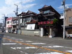 三崎港前の街並み。平日午後2時過ぎ。閑散としてます。