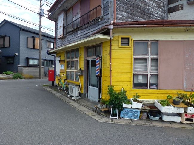 城ヶ島を後に三崎の街を散策。理髪店、趣があります。