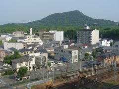 この日の宿は、橿原神宮駅前の橿原ロイヤルホテル。温泉つき。窓から橿原神宮駅の向こうに畝傍山が見えます。