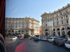 到着したのは共和国広場 (Piazza della Repubblica) です。
中央に噴水があって、ここは観光バスの集合場所とかになりやすいようですね。

テルミニ駅も近いです。
