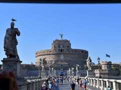 バスはテヴェレ川沿いを進みます。

サンタンジェロ城 (Castel Sant'Angelo) 
Angelo　天使の意味ですね。
聖天使城、大天使ミカエルに由来しているそうです。