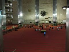 イスティクラル・モスク。東南アジア最大規模の巨大モスク。

礼拝する場所には入れないけど、上からは入れる。