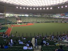 上北台駅から試合時間に合わせてバスは20分ごとに出ています。
行きは直通便ではなかったので意外と遠く感じましたが、
スマホ地図で見ると案外と近くなんですね。

バスを降りると結構な人出。
そしてチケット引き換え窓口に行くと、
「申し訳ありません。指定席完売のために立見席になりますが、どうされますか？」
チケットはシーズン中有効ですが、ここまで来て帰るのはと思い、
立見席に仕方なく交換。
（チケットにも内野指定席Cに交換いたしますが、満員の場合は内野立見席となりますとの但し書きが‥発動されてしまいました）