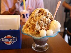 沖縄ぜんざいがとっても美味しかった～。
ふわふわの氷に黒糖シロップ、甘い煮豆、白玉、バニラアイス・・・最高の組み合わせです。

こちらの限定商品でした。