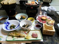 旅館に到着して温泉に浸かり、食事。せっかくなので地酒もつけました（笑）

しかし驚くことに、実はこの写真に写っているだけでもまだ全部ではなかったのです。