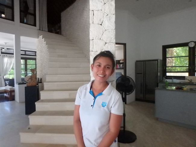 こちらの可愛らしい方が、スタッフの中で紅一点のデジ(Desi)ちゃんです。<br /><br />ハウスキーピングのほか、スダさんと一緒に調理場も担当しています。<br /><br />彼女のお名前は割とすんなり、お花のデイジーと覚えてました。実際は「デ・ズィー」というような、「ズィー」のほうにアクセントを置いた音になるんですけどね。<br /><br />デジちゃんはまだお若いのにとってもしっかりされていて、お仕事はテキパキと完璧にこなされ、また女性ならではの視点で細かいところにもよく気が付かれて、ホスピタリティの姿勢が大変素晴らしい方です。彼女にお掃除とベッドメイキングしてもらったあとのお部屋は、本当に気持ち良く、快適に過ごせました。<br /><br />そんなしっかり者のデジちゃんと、オヤジギャグ連発で愉快なスダさんのお二人はほんとにいいコンビ。毎日会って言葉を交わすのがとても楽しみになってきました。(^_^)