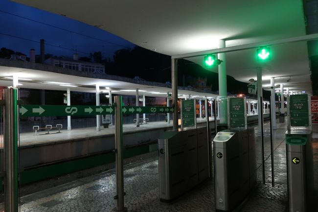 今日はかなり早起きし、リスボンを経てポルトに向かいます。シントラを出発するときはそれほど乗客は乗っていませんでしたが、リスボンに近づくにつれ、満席に。けっこう朝早くから通勤する方たくさんいるんですね。その割にお店とが観光施設とかそんなに早く開いていないけど。