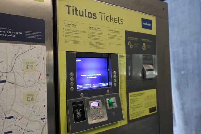 チケットはこちらの販売機で購入。画面脇に駅名とゾーンが書かれているので、下車駅を探して、あとは画面指示に従ったら購入できました。