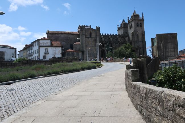 駅から丘を上っていくとカテドラルが見えます。