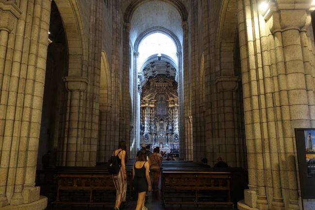 カテドラルの中に入ってみます。右側に回廊へ続くドアがあります。