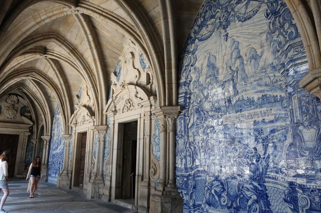 18世紀のアズレージョが見事なゴシック様式の回廊。