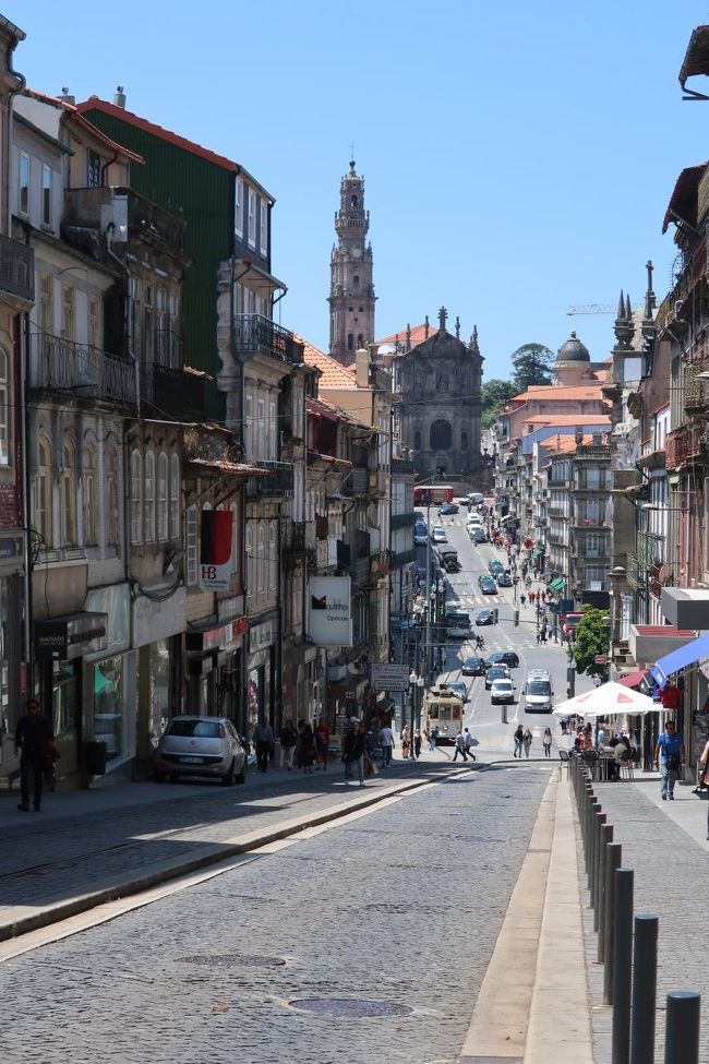 リスボンもシントラも坂道多かったけど、ポルトも坂道の多い街です。クレリゴスの塔は目立ちよく見えます。