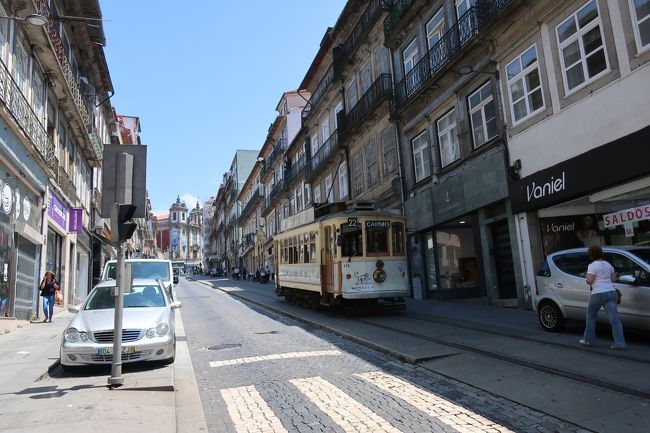 ポルトの街はそれほど大きくないので、徒歩で回りましたが、トラムも走っていますよ。