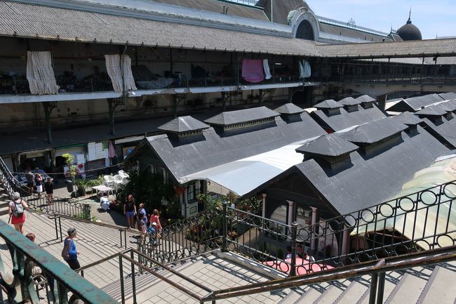 市場ものぞいてみました。ボリャオン市場。生鮮食品、パン、ちょっとしたレストランもあります。