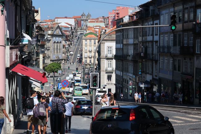 クレリゴス教会前から。坂道を一旦下って上った先にサント・イルデフォンソ教会が見えます。