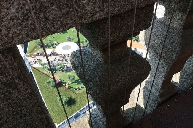 クレリゴス教会の塔は76mあり、ポルトガル一の高さなんだそうです。上る人と下りる人、譲り合いながら進みます。