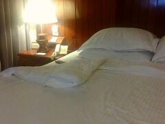 宿泊は〝エンプレスアンコールリゾート＆スパ〟
部屋は2階ですがなかなか良い雰囲気です。
3日間お世話になります。