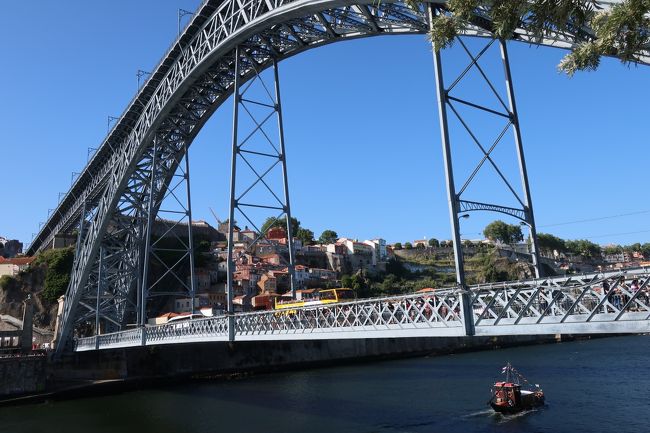 まずは、下の方の橋を渡ってヴィラ・ノヴァ・デ・ガイアへやってきました。橋のてすりから川へ飛び込むパフォーマンスをしている人たちがいて、それを見る人々でやや込み合ってみました。