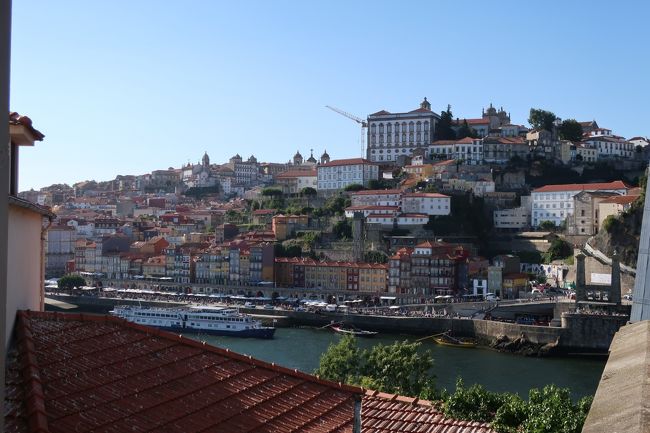 修道院の展望台をめざして坂を上ります。<br /><br />世界遺産にも登録されている対岸の歴史地区、美しいです。