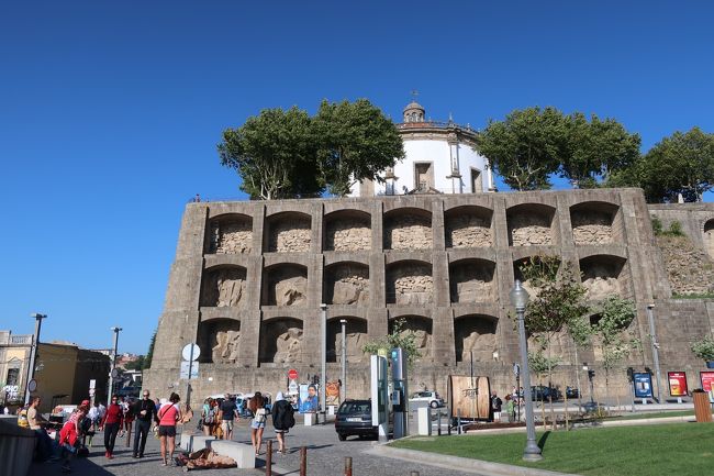 ノッサ・セニョーラ・ド・ピラール修道院。<br /><br />ここから右へ進み、折り返して坂を上るので、けっこう歩きます。