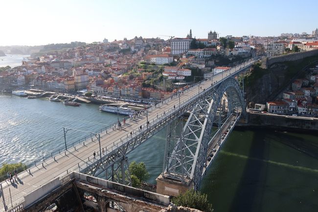 高台に建つ修道院前広場からの眺め。