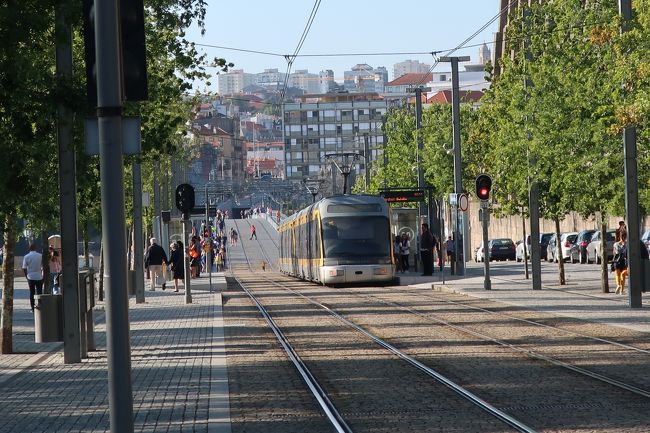 帰りはメトロも通っている上の方の橋を渡ります。
