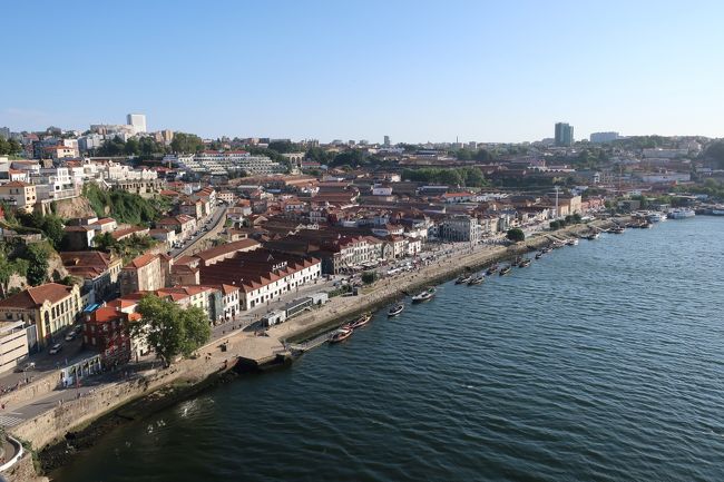 対岸にはワイナリーが立ち並ぶヴィラ・ノバ・デ・ガイア地区。<br /><br />ドン・ルイス1世橋の上の方を渡り、カテドラル前を通り抜けると、サン・ベント駅にたどり着きます。