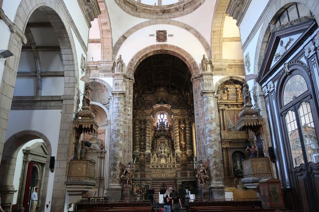 翌日からフェスがあるようで、教会でも音響の準備中。