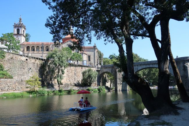 タメガ川沿いにはレストランが並んでおり、景色を見ながらゆったり時を過ごすのも良いなと思います。