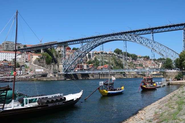 午後にはポルトに戻り、またドウロ川沿いに。ポルトに来たからにはポルトワインを味わってみないと。ワイナリーがたくさんある対岸へやってきました。