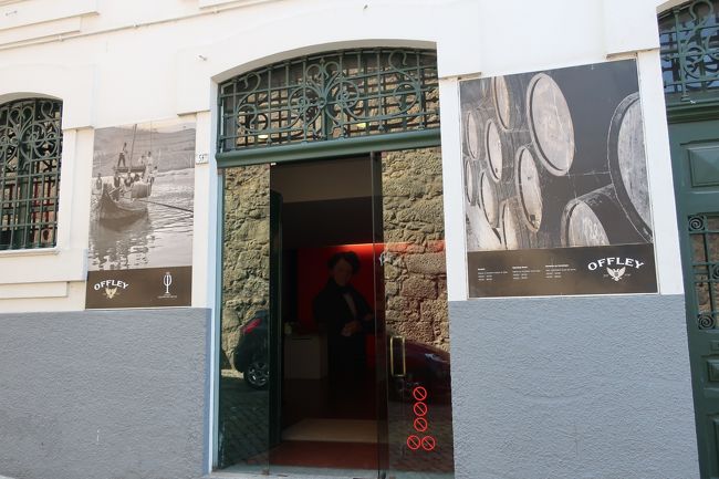 対岸から見たとき目に入って気になっていたＯＦＦＬＥＹのワインツアーに参加することに。<br /><br />試飲するワイン数によって入場料が違います。私は2種類の飲み比べができる6ユーロのチケットを購入しました。