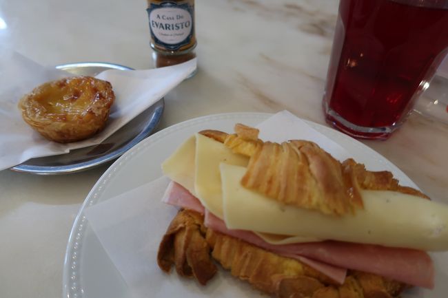 出発の日の朝食はカフェで。<br /><br />チーズとハムのクロワッサンと、エッグタルト。クランベリーのジュースにしました。
