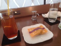 今回の旅の始まりは東京駅からです。
「はやぶさ」のグランクラスに乗車するので、東京駅のビューゴールドラウンジにやってきました。
入室できる時間が発車時間11時20分の90分前からなので、9時50分に入室ました。

着席すると飲み物のオーダーを聞かれて、お茶菓子としてスイートポテトも付いてきました。
