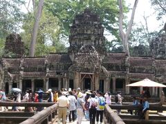 次はタ・プローム寺院へ。
ここはアンジェリーナ・ジョリーの出世作『トゥームレイダー』のロケ地となった所として有名だ。