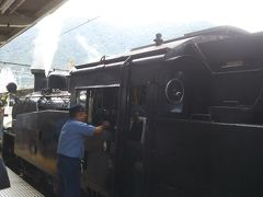 鬼怒川温泉駅に着くとこの夏に走り始めたSL『大樹』が機関車の付け替えをしていました。