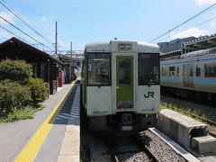 小淵沢１１時２１分発の列車で清里へ。平日ですがツアー客も乗ってきて満席です。