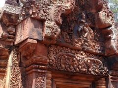 門全体が細かいレリーフで装飾されています。
『踊るシヴァ神』が描かれています。
シヴァ神は踊りの神様であり、シヴァ神の踊りはすべてを破壊できるものとされているそうです。