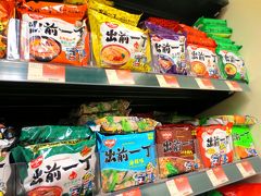スーパーって、、やっぱ庶民じゃん。香港の出前一丁は２５種類以上の味があって、日本のラーメンといえばコレなんです。家へのお土産に買いました。買い物カゴに一杯いれてる日本人もいた。