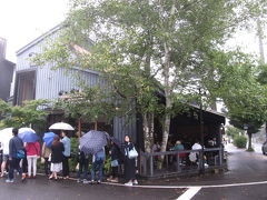 ベーカリー沢村の向いが、昨日の夕食に来た『川上庵』です。ランチタイムには行列ができていました。