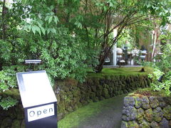 『無彩庵 池田』
今日のランチはここにしました。林の中に隠れるようにしてこの店は佇んでいます。