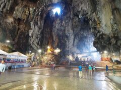 バツー洞窟。
ヒンドゥ教の聖地のひとつ。

ここに併設されている、ダークケーブという暗闇の洞窟を探検するツアーが面白かった。普段見れないような虫とか見れるし、何より暗闇の中にたまーに差し込む光が神秘的。