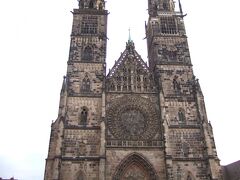 聖ローレンツ教会

この教会は13～15世紀にかけて建てられた 左右対称の高い尖塔が
印象的なゴシック様式の教会です。

正面の尖塔部分のみがオリジナルで、それ以外のほとんどが第二次
世界大戦で破壊されて再建されたものです。