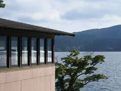 窓に芦ノ湖が映り込む。