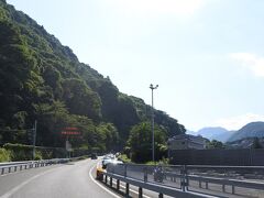 箱根新道へ。料金所は2011年7月26日で廃止（無料開放のため）となった。
平塚PAから約25km、約22分。気温29℃。