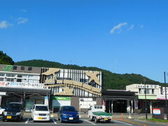 釜石駅。
右の小さな建物が三陸鉄道の駅。