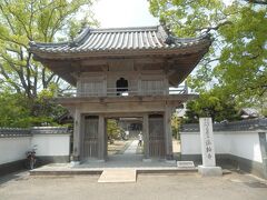 南へ2.5km移動し四国88箇所霊場9番札所の法輪寺．
815年空海の創建と伝わる．山号は正覚山．本尊は釈迦如来．
所在地阿波市土成町土成字田中．長宗我部被害者の会．
境内拝観自由，駐車場あり．
写真は山門(仁王門)．三間一戸楼門，入母屋造，本瓦葺．